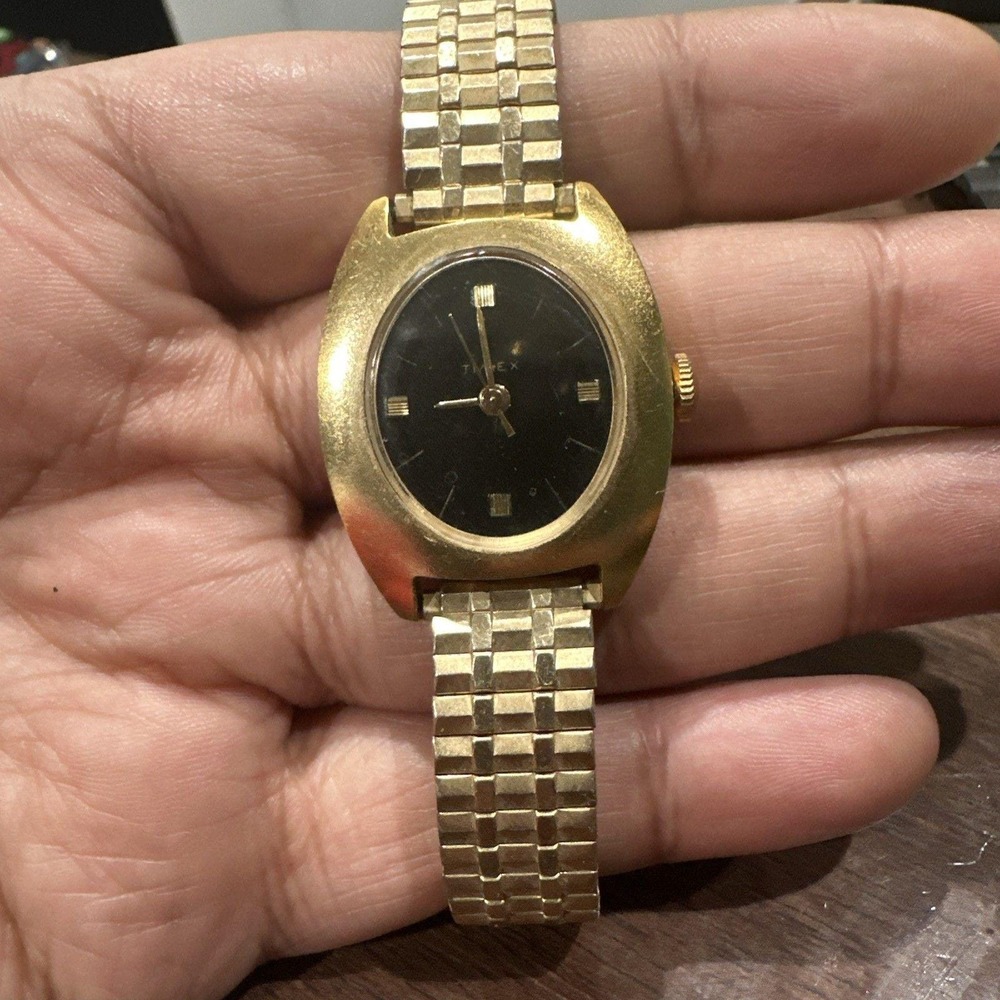 Working Vintage‎ 1970s TIMEX Women's 30mm Black Face Oval Mechanical Watch Gold